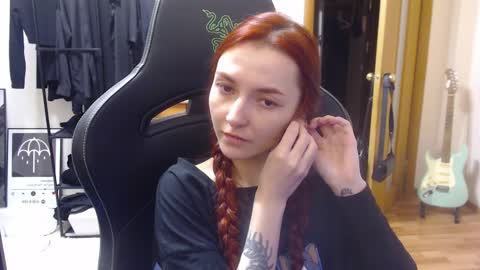 Snapshot of dead_girll chatting on December 3, 9:12 pm freak online show from December 3, 9:12 pm