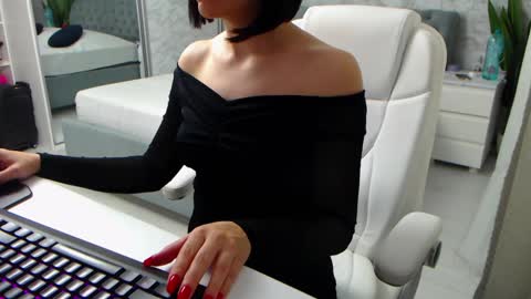 Snapshot of dear_ellisse chatting on December 12, 11:29 am Elly online show from December 12, 11:29 am