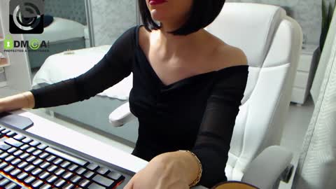 Snapshot of dear_ellisse chatting on January 22, 9:24 am Elly online show from January 22, 9:24 am