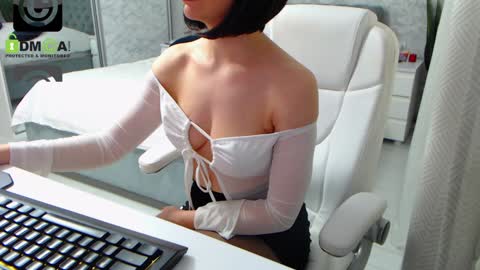 Snapshot of dear_ellisse chatting on January 30, 10:50 am Elly online show from January 30, 10:50 am