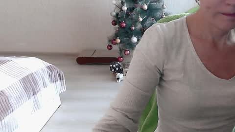 Snapshot of dear_mia_ chatting on January 12, 10:02 am Mia online show from January 12, 10:02 am