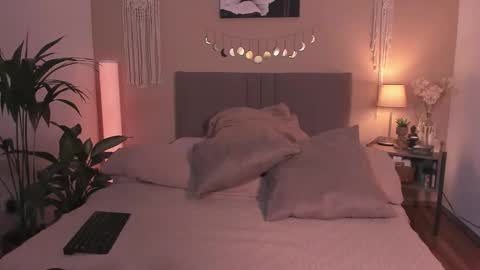 Moa . online show from September 22, 6:28 pm