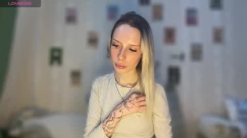 Della online show from February 11, 9:55 am