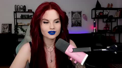 dellacrush_ online show from April 7, 6:21 pm