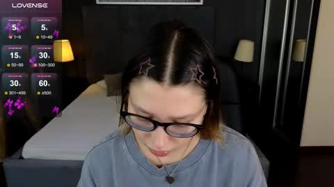 Snapshot of demi_loran chatting on September 10, 5:18 am DEMI online show from September 10, 5:18 am