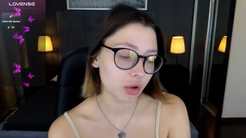 Snapshot of demi_loran chatting on September 16, 5:37 am DEMI online show from September 16, 5:37 am