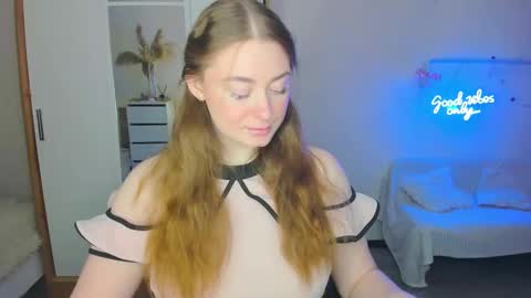 Snapshot of demure_soul chatting on February 7, 5:31 am Sophie online show from February 7, 5:31 am