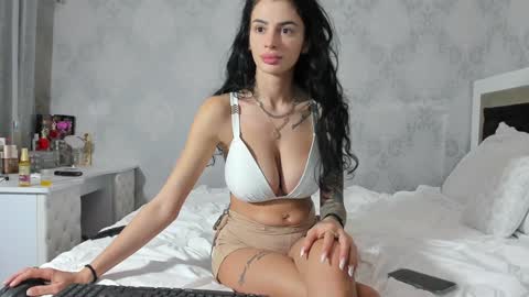 Snapshot of desert2blosom chatting on December 6, 12:34 am Mia online show from December 6, 12:34 am