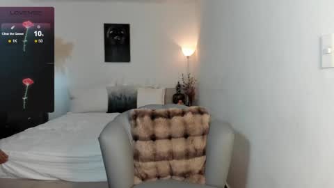 Snapshot of destinnemil chatting on December 23, 11:57 am Destinne Mill online show from December 23, 11:57 am