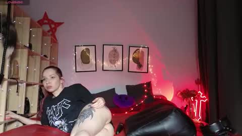 Snapshot of devil_s_bride chatting on September 21, 5:22 pm devil_s_bride online show from September 21, 5:22 pm