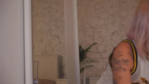 Thea online show from February 14, 4:09 pm