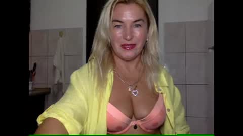 Snapshot of diana583578 chatting on December 7, 5:20 pm diana583578 online show from December 7, 5:20 pm