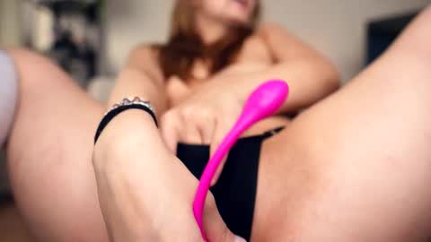 Elwyna online show from November 7, 7:30 pm