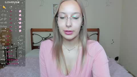 Snapshot of dina_sunshine chatting on October 12, 3:42 am Dina online show from October 12, 3:42 am