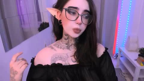 Snapshot of dixipixi_ chatting on September 19, 7:51 am dixipixi_ online show from September 19, 7:51 am