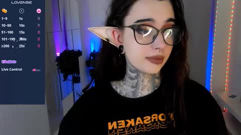 Snapshot of dixipixi_ chatting on October 16, 5:43 am dixipixi_ online show from October 16, 5:43 am