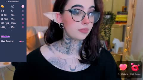 Snapshot of dixipixi_ chatting on January 18, 5:41 am dixipixi_ online show from January 18, 5:41 am