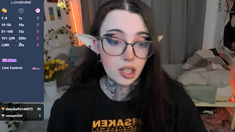 Snapshot of dixipixi_ chatting on September 21, 8:02 am dixipixi_ online show from September 21, 8:02 am