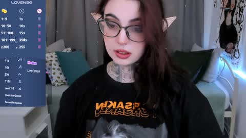 Snapshot of dixipixi_ chatting on February 1, 5:49 am dixipixi_ online show from February 1, 5:49 am