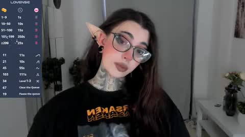 Snapshot of dixipixi_ chatting on October 18, 6:27 am dixipixi_ online show from October 18, 6:27 am
