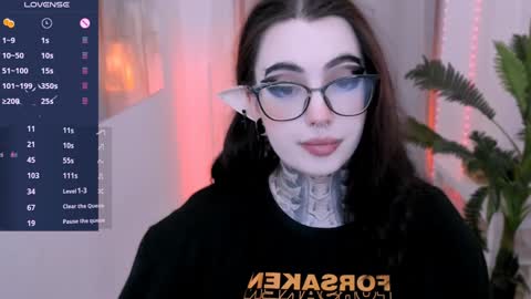 Snapshot of dixipixi_ chatting on January 24, 5:42 am dixipixi_ online show from January 24, 5:42 am