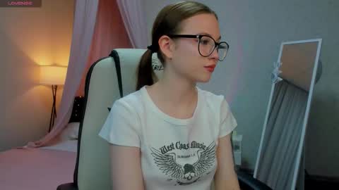 Snapshot of dolly_gleam chatting on September 21, 1:59 am Dolly online show from September 21, 1:59 am