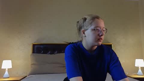 Snapshot of domoniqueepperley chatting on October 17, 4:27 am Macy online show from October 17, 4:27 am
