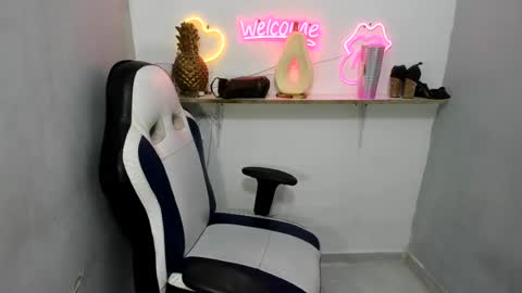 dona_tella online show from July 16, 11:37 am