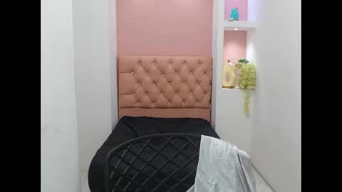 Snapshot of dona_tella chatting on September 12, 8:38 pm dona_tella online show from September 12, 8:38 pm