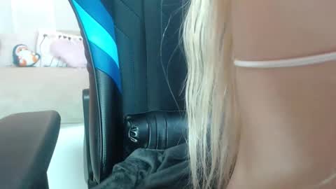 Snapshot of dont_forget__ chatting on October 5, 9:14 am Nika online show from October 5, 9:14 am