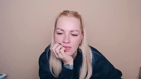 Snapshot of dream_dolly_ chatting on October 15, 1:14 pm dream_dolly_ online show from October 15, 1:14 pm
