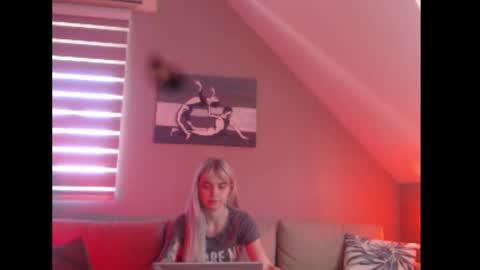 A girl online show from September 22, 7:18 am