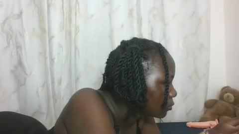 Snapshot of dreamylyne chatting on October 7, 3:22 am MERCY online show from October 7, 3:22 am