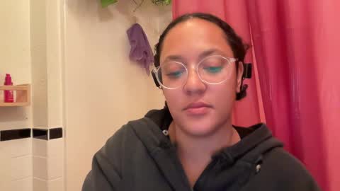 Snapshot of dreamyriri chatting on February 27, 4:31 am RIRI OR DREAMY online show from February 27, 4:31 am