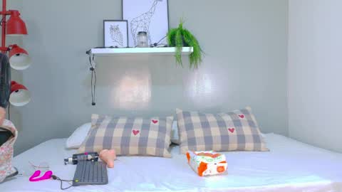 Dulce Sexy  online show from April 6, 7:48 pm