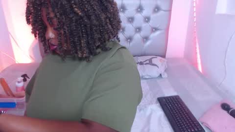 Snapshot of ebony_neighbormoans chatting on October 17, 3:32 am LINA online show from October 17, 3:32 am