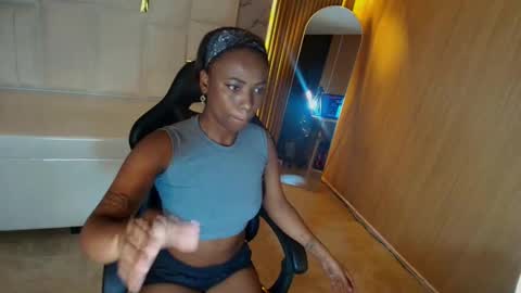 Snapshot of ebony_rose_tf chatting on October 13, 1:25 pm ebony_rose_tf online show from October 13, 1:25 pm