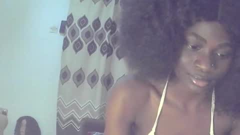 Snapshot of ebonypetiti chatting on October 5, 3:06 pm queen online show from October 5, 3:06 pm