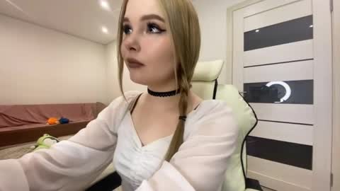 Lili online show from May 18, 6:52 am