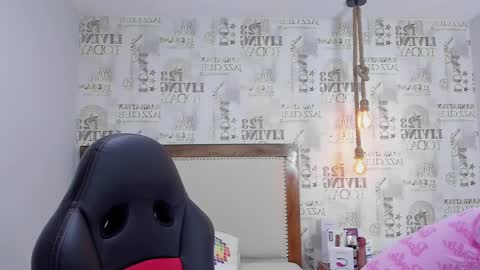  E F F Y  online show from January 8, 7:34 pm