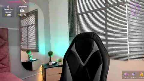 Snapshot of elaia_muller chatting on February 13, 12:21 pm Elaia online show from February 13, 12:21 pm