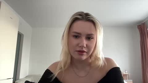 Snapshot of elaraluxxxe chatting on February 17, 12:05 pm elaraluxxxe online show from February 17, 12:05 pm