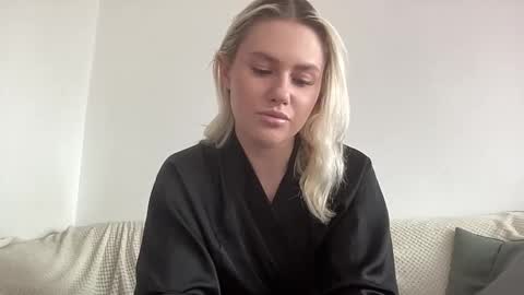 Snapshot of elaraluxxxe chatting on October 8, 10:30 am elaraluxxxe online show from October 8, 10:30 am