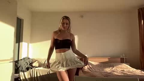 Snapshot of elaraluxxxe chatting on February 25, 1:32 pm elaraluxxxe online show from February 25, 1:32 pm