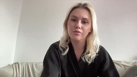 Snapshot of elaraluxxxe chatting on September 24, 10:03 am elaraluxxxe online show from September 24, 10:03 am