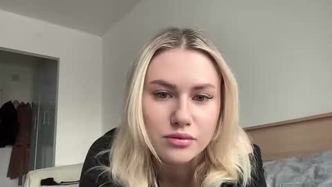 Snapshot of elaraluxxxe chatting on February 19, 11:06 am elaraluxxxe online show from February 19, 11:06 am