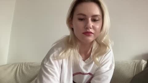 Snapshot of elaraluxxxe chatting on October 21, 9:57 am elaraluxxxe online show from October 21, 9:57 am