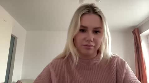 Snapshot of elaraluxxxe chatting on February 14, 12:03 pm elaraluxxxe online show from February 14, 12:03 pm