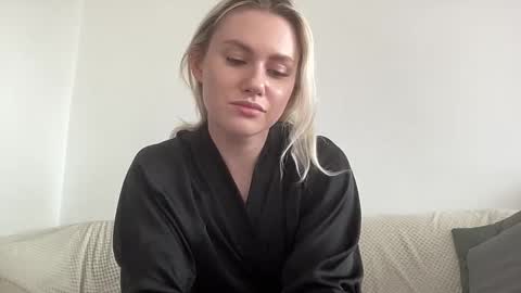 Snapshot of elaraluxxxe chatting on October 14, 10:07 am elaraluxxxe online show from October 14, 10:07 am