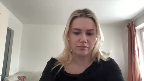 Snapshot of elaraluxxxe chatting on February 15, 10:22 am elaraluxxxe online show from February 15, 10:22 am